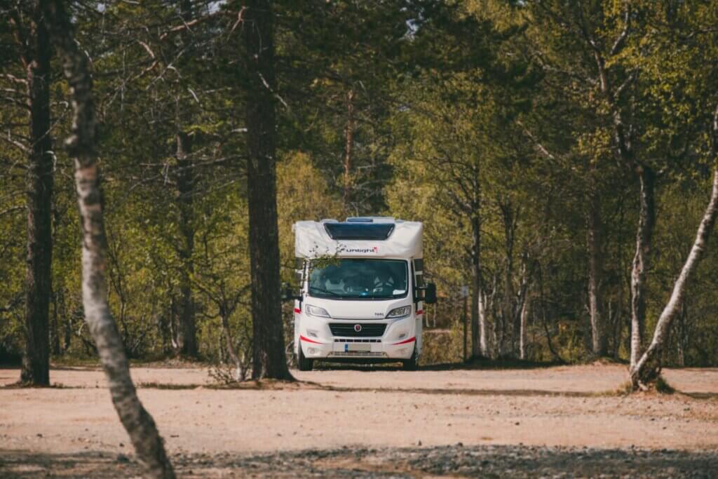 Asuntoauto Kiilopään leirintäalueella kesällä