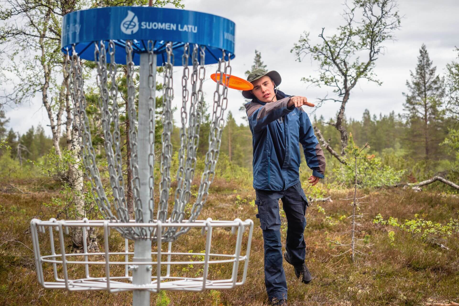 Frisbeegolfin pelaaja Kiilopään ympäristössä kesällä