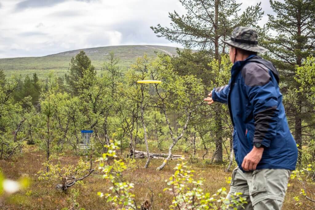 Frisbeegolfin pelaaja Kiilopään ympäristössä kesällä