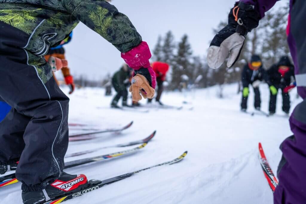 Talven perheviikon hiihtokoulun osallistujia Kiilopäällä.