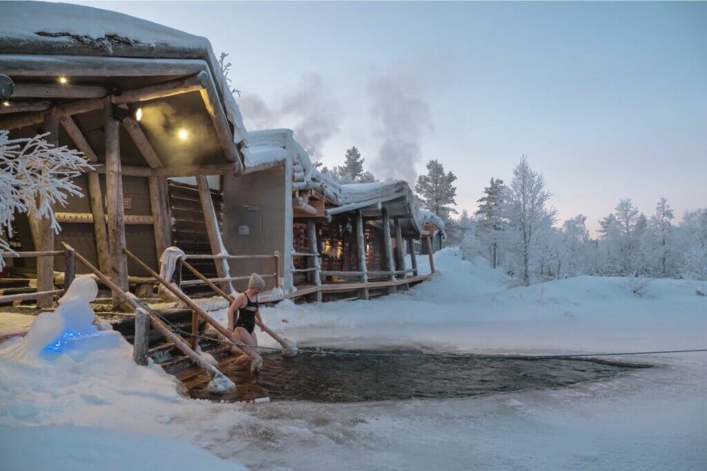 Kiilopään Kuurakaltio savusauna ja Kiilopuron uintipaikka talvella