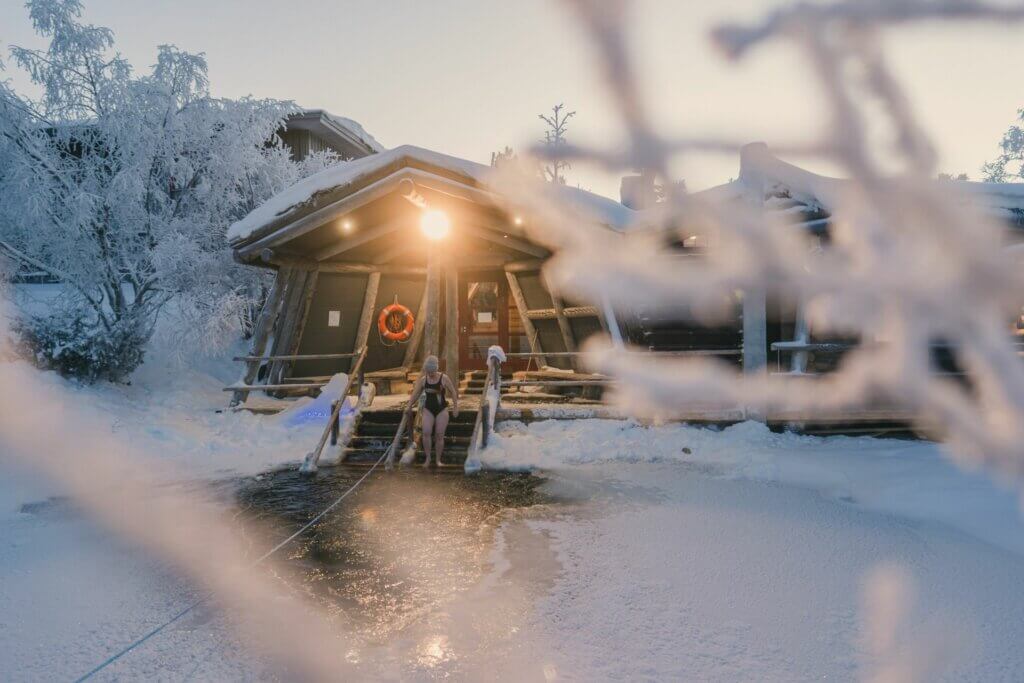 Kiilopään Kuurakaltio savusauna ja Kiilopuron uintipaikka talvella