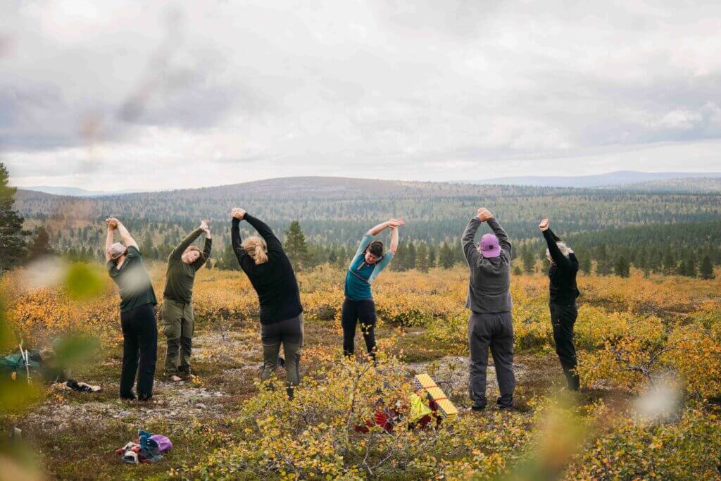 Tunturissa joogaava ryhmä.